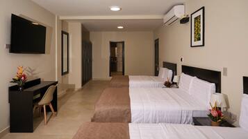 Quarto triplo, vista para a cidade | 1 quarto, escrivaninha, espaço de trabalho para notebook