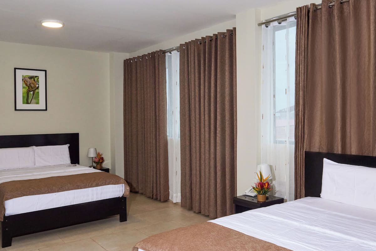 Quarto quádruplo família, vista para a cidade | 1 quarto, escrivaninha, espaço de trabalho para notebook
