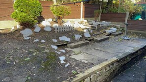 Property grounds - Housesleeps9-fireplace-garden-bbq-tv (Manchester)