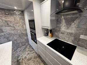 Fridge, microwave, oven, stovetop - Housesleeps9-fireplace-garden-bbq-tv (Manchester)