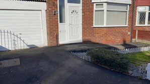 En boligejendom med garage, hoveddør og et vindue.