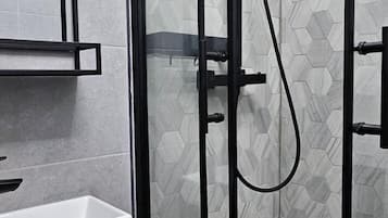 Dusj, hårføner, bidé og håndklær