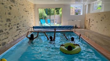 Een binnenzwembad en een verwarmd zwembad