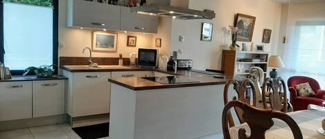 Réfrigérateur, micro-ondes, four, plaque de cuisson