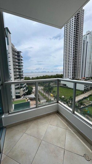 House | 1 bedroom, desk, Internet - River Wood I Sunny 1 BDR in Costa del Este (Panama City)