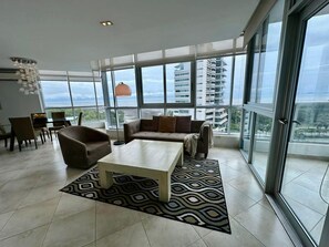 House | 1 bedroom, desk, Internet - River Wood I Sunny 1 BDR in Costa del Este (Panama City)