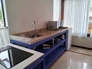 Mikrowelle, Herdplatte, Wasserkocher, Mixer