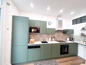 Kjøleskap, mikrobølgeovn, ovn og kokeplater