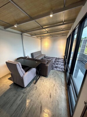 Bungalow, 1 Schlafzimmer, Raucher, Balkon | Wohnzimmer