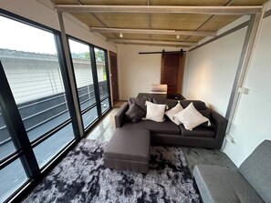 Living area - 1BR Mountain View #2 - 1000mbps WiFi (Ko Pha-ngan)