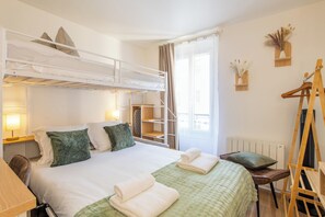 Tabla de planchar con plancha, wifi gratis y ropa de cama 