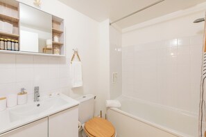 Asciugacapelli, asciugamani, sapone, shampoo