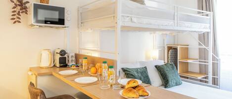 Tabla de planchar con plancha, wifi gratis y ropa de cama