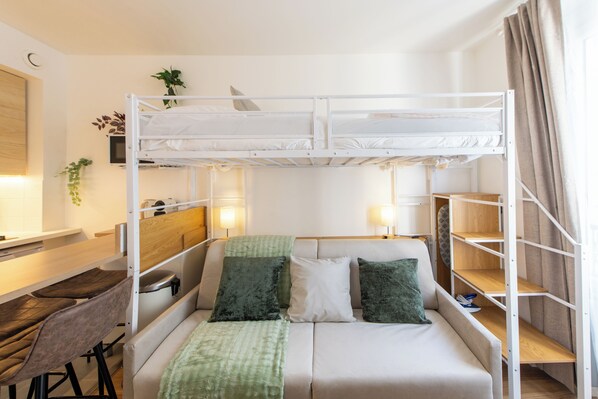 Tabla de planchar con plancha, wifi gratis, ropa de cama