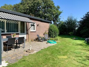 House | Balcony - Sunny Garden Retreat Bungalow (Sint Maartensvlotbrug)
