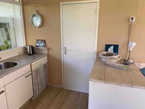 Private kitchen - Sunny Garden Retreat Bungalow (Sint Maartensvlotbrug)