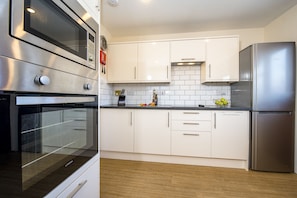 Fridge, oven, stovetop, dishwasher