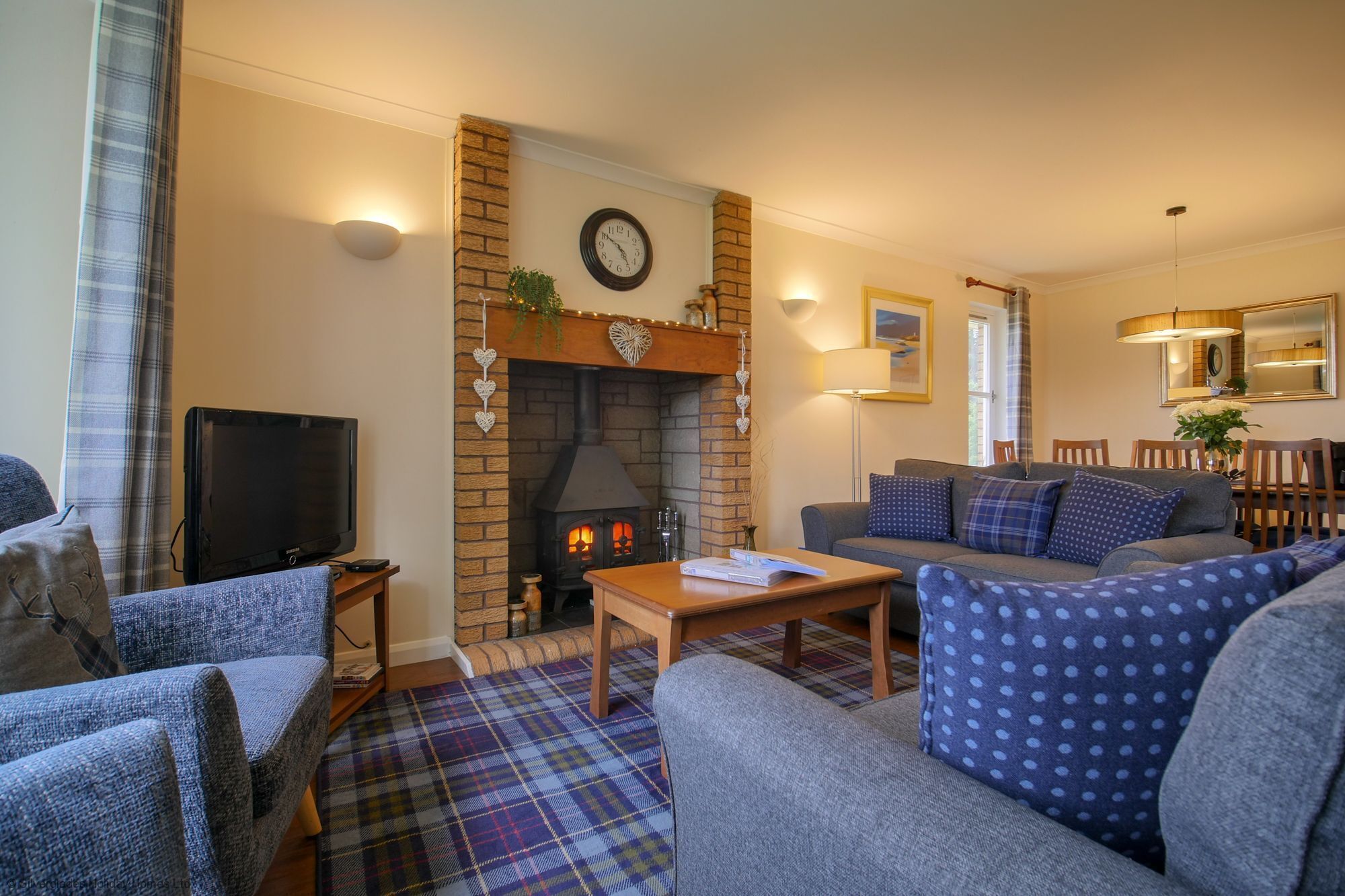 Smart TV, DVD player, books, offices