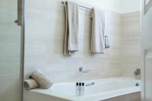 Secadora de cabello, toallas, jabón, papel de baño 