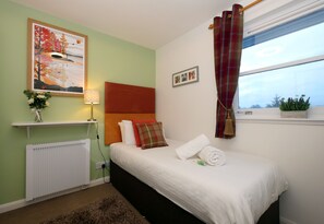 2 slaapkamers, een strijkplank/strijkijzer, gratis wifi, beddengoed