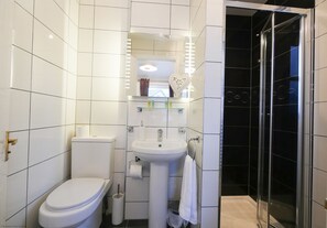 Een douche, een haardroger, handdoeken