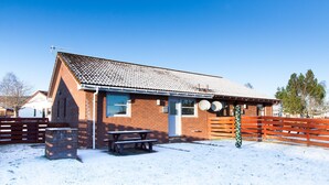 Exterior - Reindeer Retreat is a delightfully cosy yet stylish property with mountain views (Aviemore)