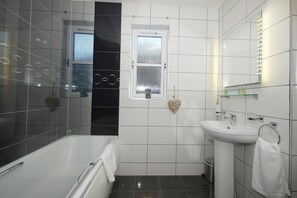 Een douche, een haardroger, handdoeken