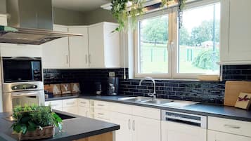 Luxury Apartment, Hill View | Private kitchen