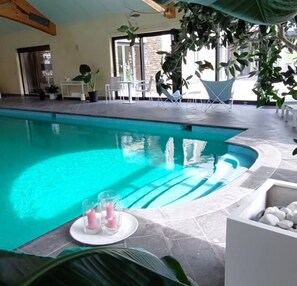 Indoor pool, sun loungers