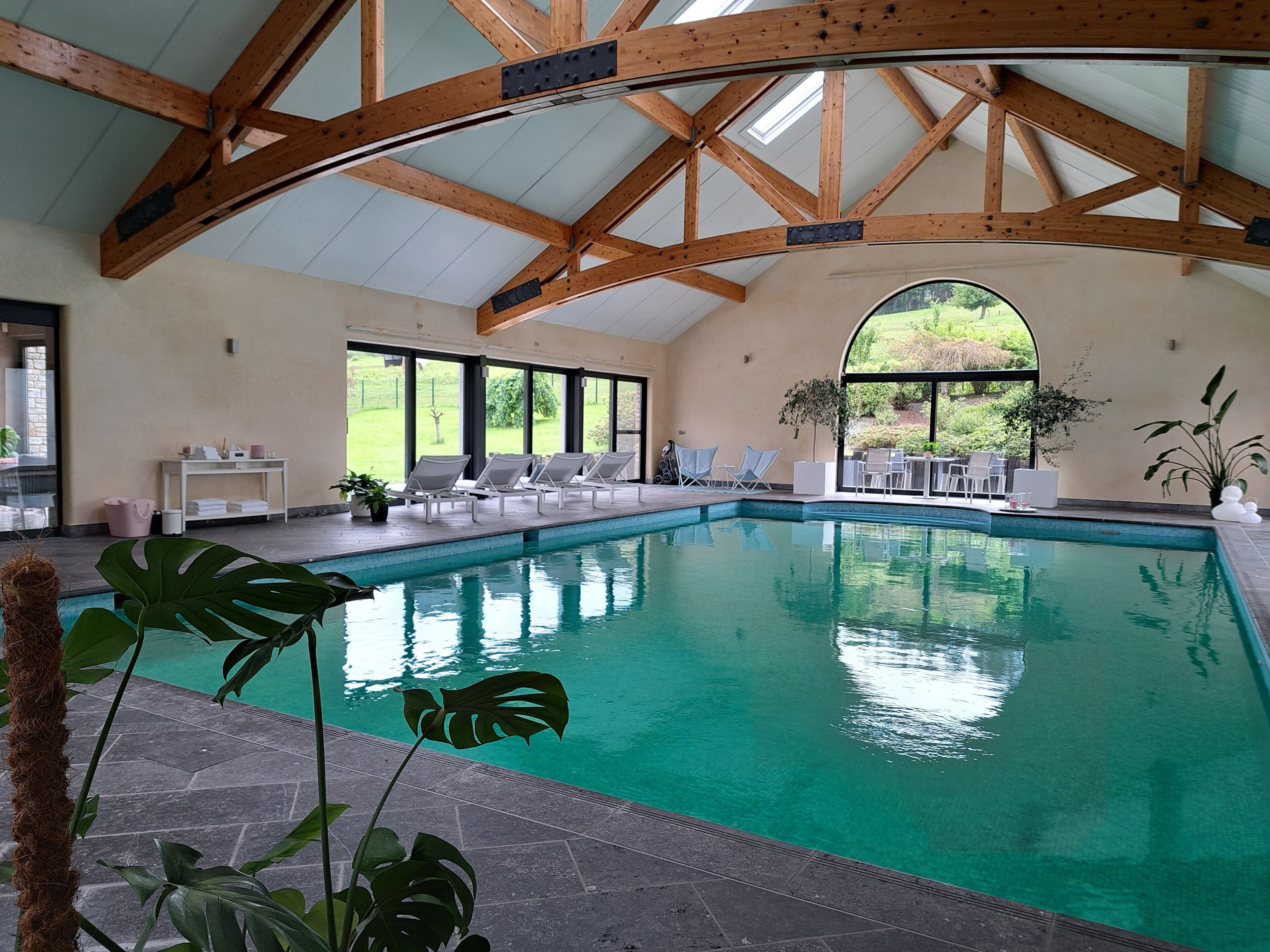 Indoor pool, sun loungers