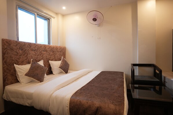 Standard Double Room | Laptop workspace, free WiFi, bed sheets