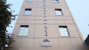 A building with a sign reading "RAJMAHAL PALACE". - Hotel Rajmahal Palace (Prayagraj)
