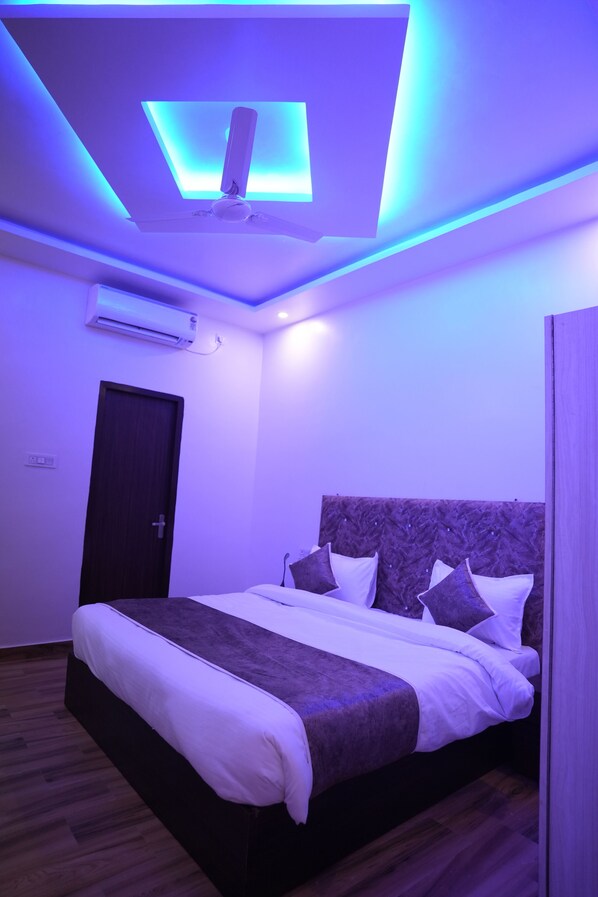 Deluxe Double Room, 1 Bedroom | Ruang kerja komputer riba, Wi-fi percuma, cadar katil