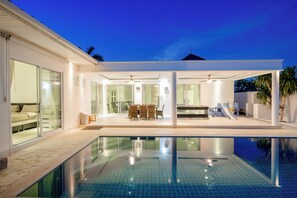 Una piscina techada, una piscina al aire libre