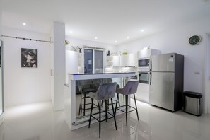Réfrigérateur, four à micro-ondes, un four, surface de cuisson