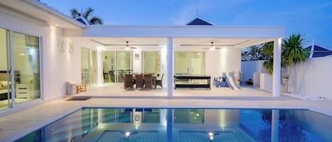 Alberca techada y alberca al aire libre