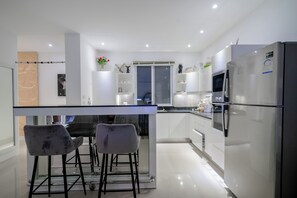 Kjøleskap, mikrobølgeovn, ovn og kokeplater