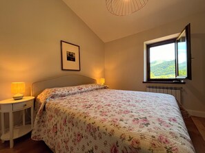 3 bedrooms, desk, iron/ironing board, WiFi