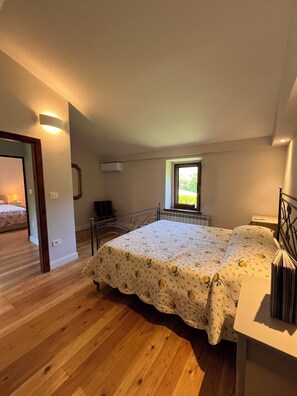 3 bedrooms, desk, iron/ironing board, WiFi