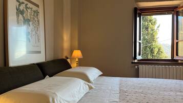 3 camere, una scrivania, ferro/asse da stiro, Wi-Fi