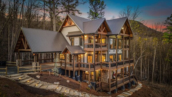Exterior - Amazing BRAND NEW Pool Cabin, Incredible Views and Amenities (Sevierville)