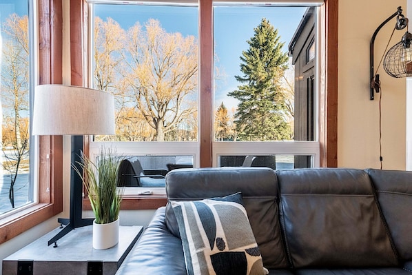 Smart TV, chimenea y futbolito