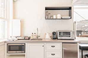 Wasserkocher mit Kaffee-/Teezubehör, Kochgeschirr/Geschirr/Besteck