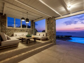 Villa | 6 bedrooms, desk