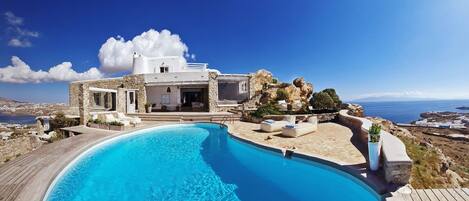 Villa | 6 bedrooms, desk