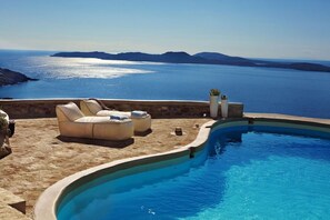 Villa | 6 bedrooms, desk