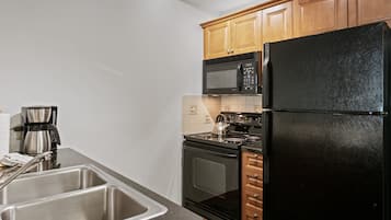 Studio | Cuisine privée | Lave-vaisselle, batterie de cuisine, vaisselle et ustensiles