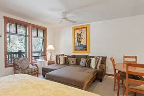 Studio | Interior - 1106 - Studio Standard Eagle Springs West Studio (Solitude)