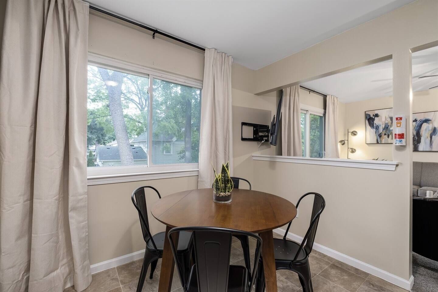 Apartment, 2 Bedrooms | Dining