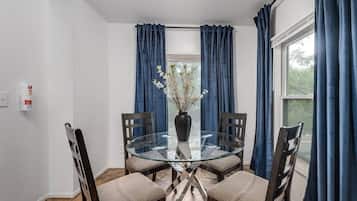 Apartment, 2 Bedrooms | Dining
